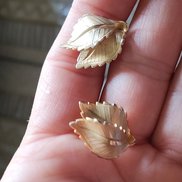 GIOVANNI VINTAGE GOLD-TONE DOUBLE LEAF DROP CLIP-ON .8" EARRINGS - Picture 2 of 9